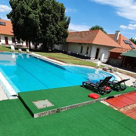 Oda ve Kahvaltı 100 Eves Fogado Szatymaz