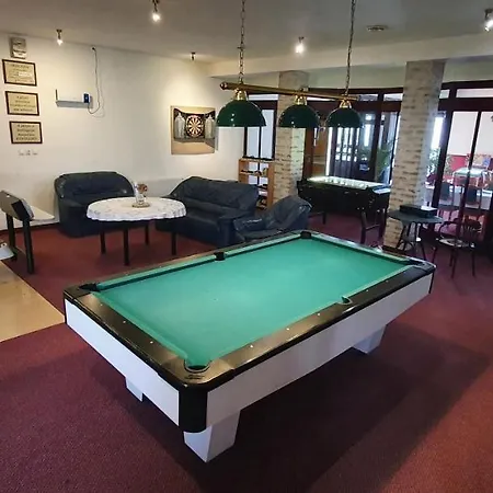 100 Eves Fogado Oda ve Kahvaltı 3*