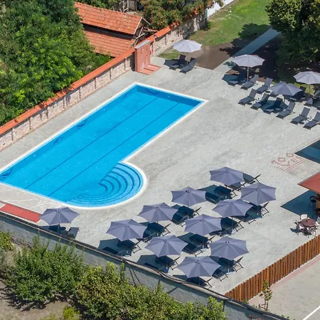 100 Eves Fogado Bed & Breakfast 3*