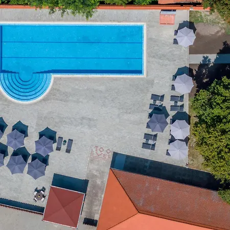 100 Eves Fogado Bed & Breakfast 3*