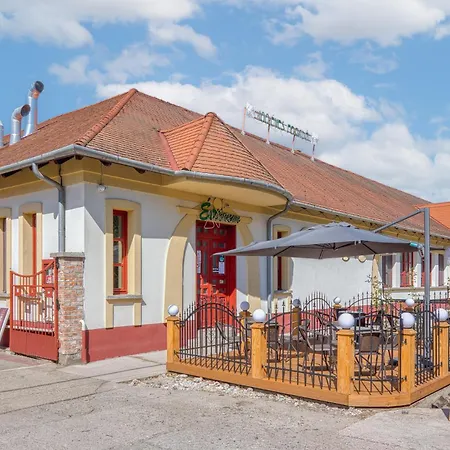 Oda ve Kahvaltı 100 Eves Fogado Szatymaz