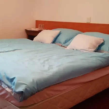 100 Eves Fogado Oda ve Kahvaltı