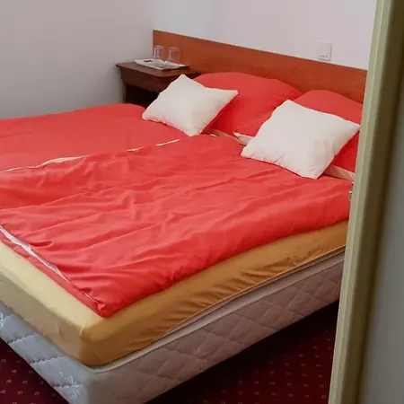 100 Eves Fogado Oda ve Kahvaltı 3*