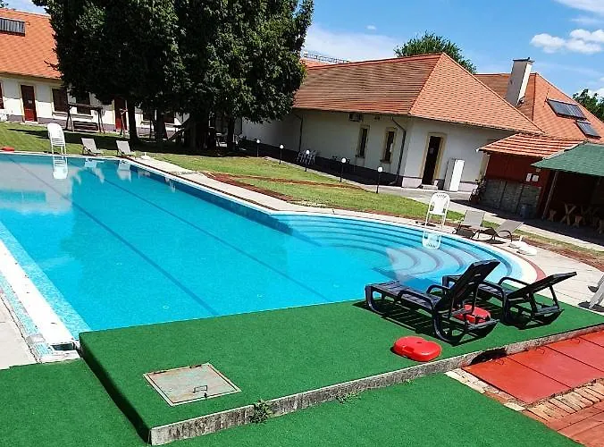 فندق مبيت وإفطار 100 Eves Fogado Szatymaz