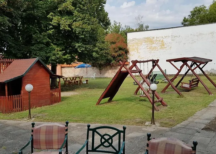 فندق مبيت وإفطار 100 Eves Fogado 3*