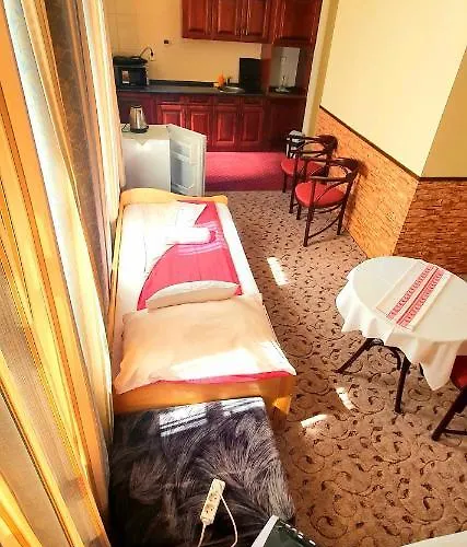 100 Eves Fogado فندق مبيت وإفطار Szatymaz