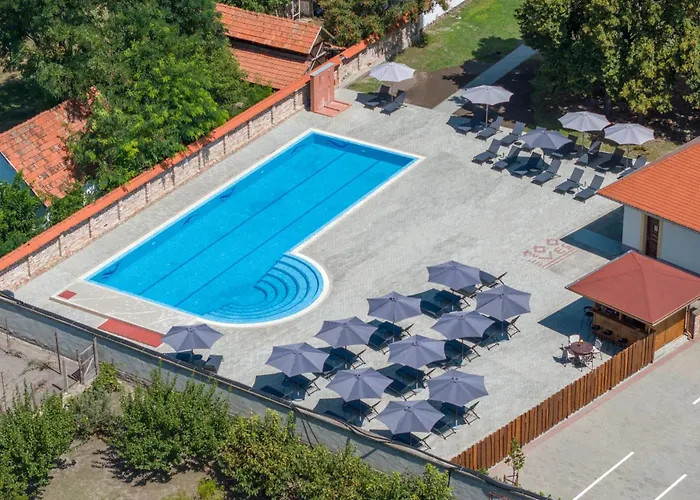 100 Eves Fogado فندق مبيت وإفطار 3*