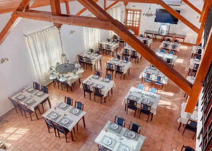 100 Eves Fogado فندق مبيت وإفطار