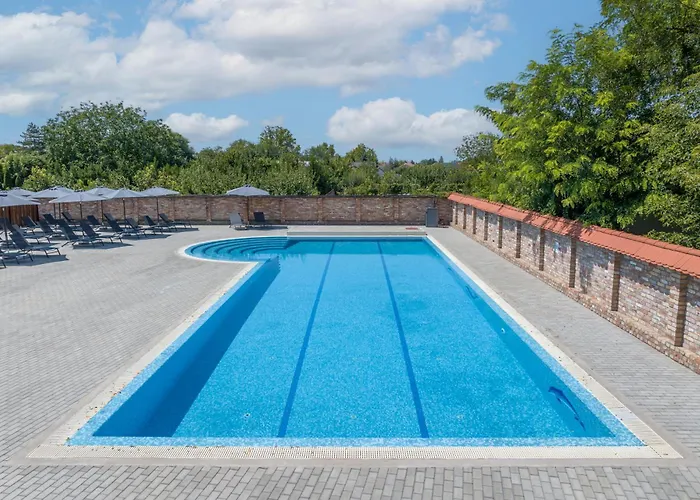 100 Eves Fogado فندق مبيت وإفطار 3*