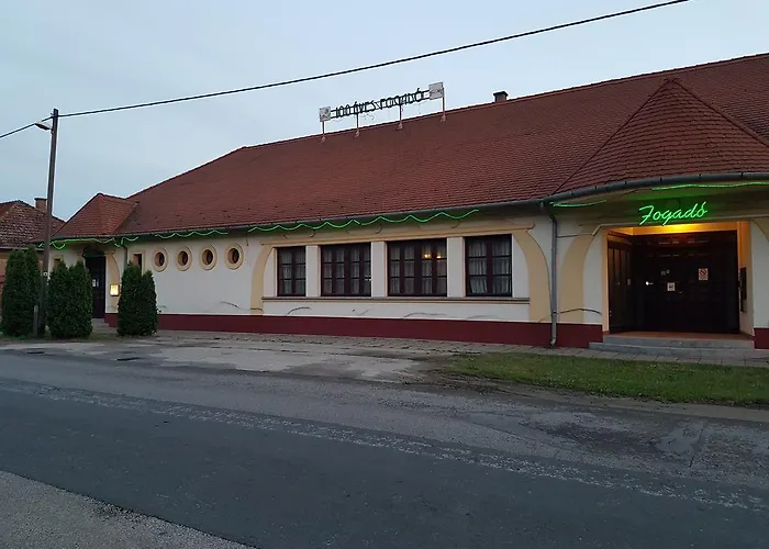 فندق مبيت وإفطار 100 Eves Fogado Szatymaz